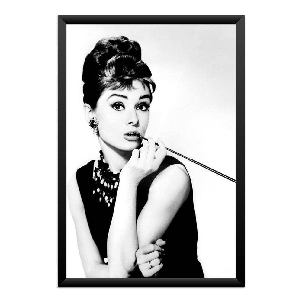 quadro-audrey-hepburn-retrato-preto-e-branco-vintage-classico-qpd77248-01-moldura-preta-frente Quadro Audrey Hepburn – Retrato Clássico Preto e Branco - Imagem 1